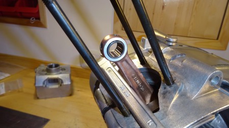 Neues Pleuel mit neuem Kolbenlager. Neue Stehbolzen